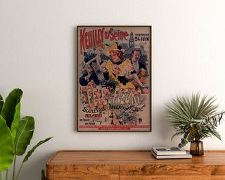 Vintage poster Neuilly, bloemenspektakel, 1894, ingelijst boven een houten dressoir, tussen planten.