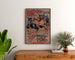 Vintage poster Neuilly, bloemenspektakel, 1894, ingelijst boven een houten dressoir, tussen planten.