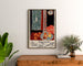 Vintageposter Nice, Travail et Joie, ingelijst boven een houten dressoir tussen planten.