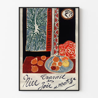 Vintageposter Nice, Travail et Joie, in een slank lijstje aan een lichte muur.