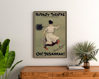 Vintageposter Oh! Susannah!, Royalty Theatre, ingelijst boven een houten dressoir, tussen planten.