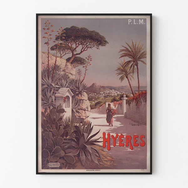 Vintage poster P. L. M. Hyères, gepresenteerd in een smal kader aan een lichte muur.