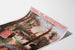 Vintage poster Paray-le-Monial, trein, gepresenteerd op een gebogen blad, perspectivisch gezien.