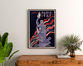 Vintage poster Paris 1937, Arts et techniques, ingelijst boven een houten dressoir, tussen planten.