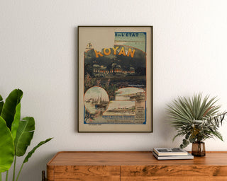 Vintage Royan-poster, Grand Casino municipal, ingelijst boven een houten dressoir tussen planten.