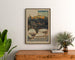 Vintage Royan-poster, Grand Casino municipal, ingelijst boven een houten dressoir tussen planten.
