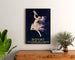 Vintageposter Royat, santé et jeunesse, ingelijst boven een houten ladekast tussen planten.