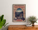Vintageposter Saint-Gervais, kuuroord, ingelijst boven een houten dressoir tussen planten.