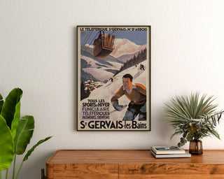 Vintageposter Saint-Gervais, Mont-d’Arbois, ingelijst boven een houten dressoir tussen planten.