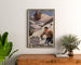 Vintageposter Saint-Gervais, Mont-d’Arbois, ingelijst boven een houten dressoir tussen planten.
