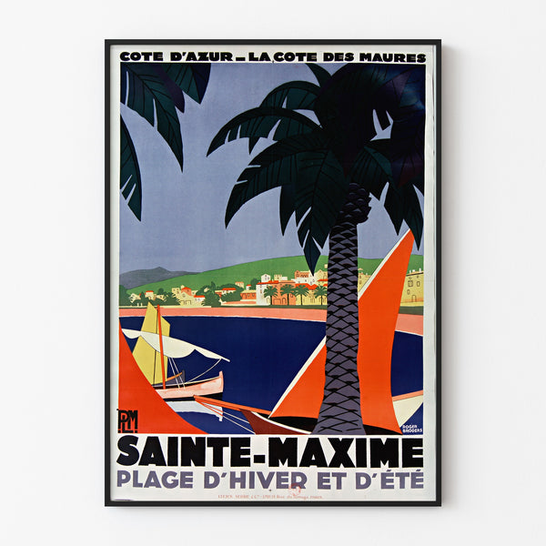 Vintage poster Sainte-Maxime, Côte des Maures, gepresenteerd in een smal kader aan een lichte muur.