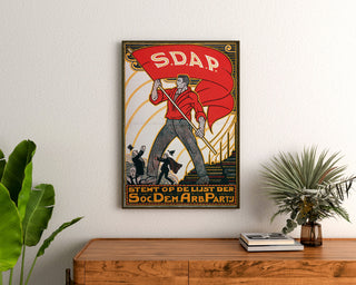 Vintage poster Stemt SDAP, verkiezingen, ingelijst boven een houten dressoir tussen planten.