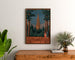 Vintage poster Thann, industriële expositie, ingekaderd boven een houten dressoir, tussen planten.