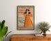 Vintageposter The Panther, Princess’s Theatre, ingelijst boven een houten dressoir, tussen planten.