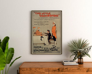 Vintageposter Two Little Vagabonds, ingelijst boven een houten dressoir, tussen planten.