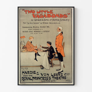Vintageposter Two Little Vagabonds, in een slank kader aan een lichte muur.