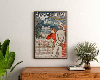 Vintage poster Vernet-les-Bains, Canigou, ingekaderd boven een houten dressoir, tussen planten.