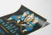 Detail van de Café Rathaus-affiche, blauwe figuren op zwart